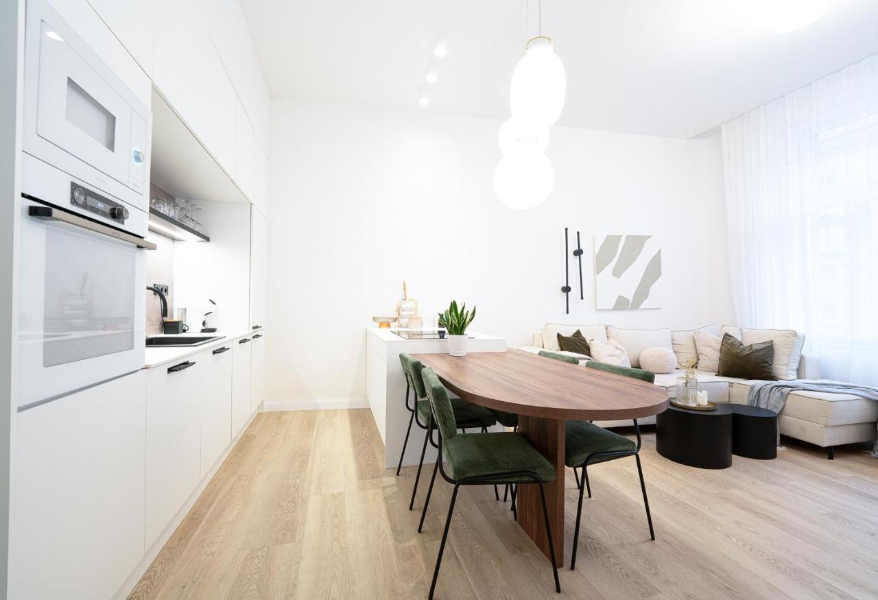 Modern 5 Min Wenceslas Square Apartment, Prague