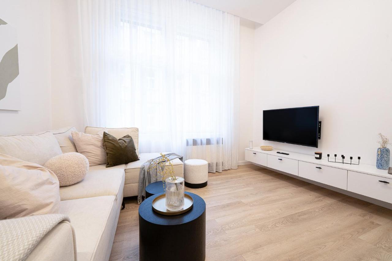 Modern 5 Min Wenceslas Square Apartment, Prague